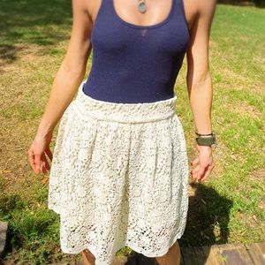Sis*sis. Delicate & fun lace skirt!